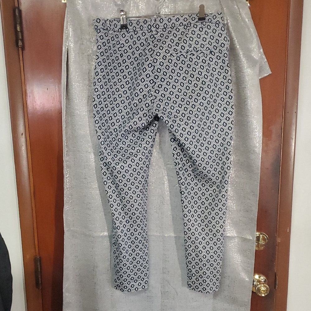 H&M Blue and White Patterned Cropped Pants - Picture 8 of 9
